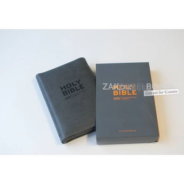 Engelse Bijbel in de New International Version (NIV). POCKET CHARCOAL BIBLE. Medium formaat met Vivellaleer en rits