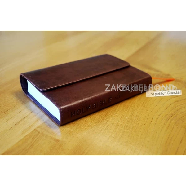 Engelse Bijbel in de New International Version (NIV) - POCKET BROWN IMITATION LEATHER - Compact formaat met magneetsluiting