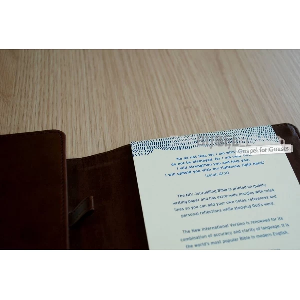 Engelse Bijbel in de New International Version (NIV) - JOURNALING BIBLE BROWN - Uitgevoerd met imitatieleer en magneetsluiting.