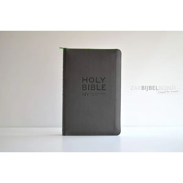 Engelse Bijbel in de New International Version (NIV). POCKET CHARCOAL BIBLE. Medium formaat met Vivellaleer en rits